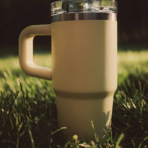 Vaso térmico Stanley Quencher 1,2 L amarillo (producto de muestra)
