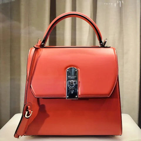 Cartera de mano roja (producto de muestra)