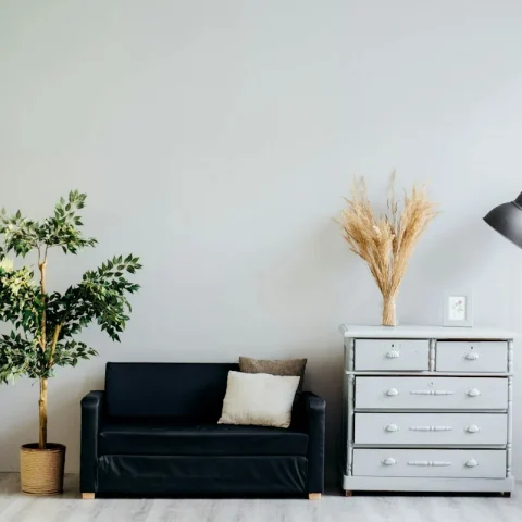 Florero decorativo con plantas (producto de muestra)